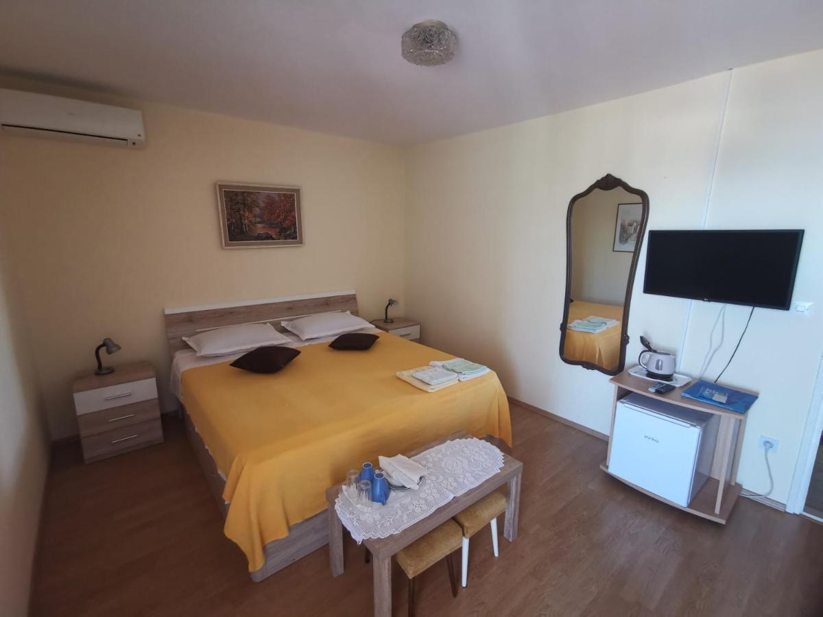 Guest House Jelsa เยลซา ภายนอก รูปภาพ