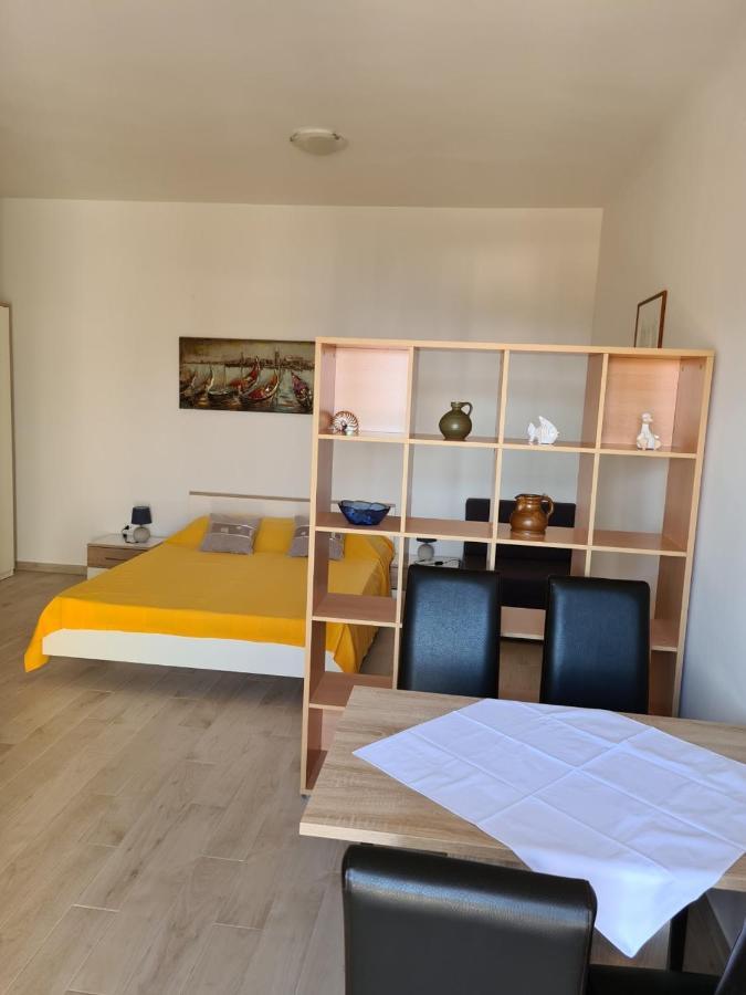 Guest House Jelsa เยลซา ภายนอก รูปภาพ