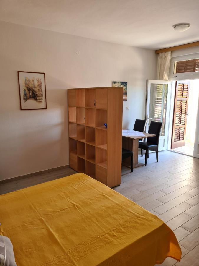 Guest House Jelsa เยลซา ภายนอก รูปภาพ