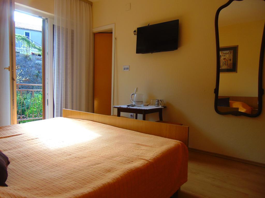 Guest House Jelsa เยลซา ภายนอก รูปภาพ
